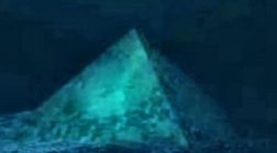 Piramida de cristal din Triunghiul Bermudelor