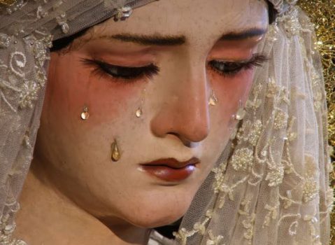 Ochii statuii Fecioarei sângerează