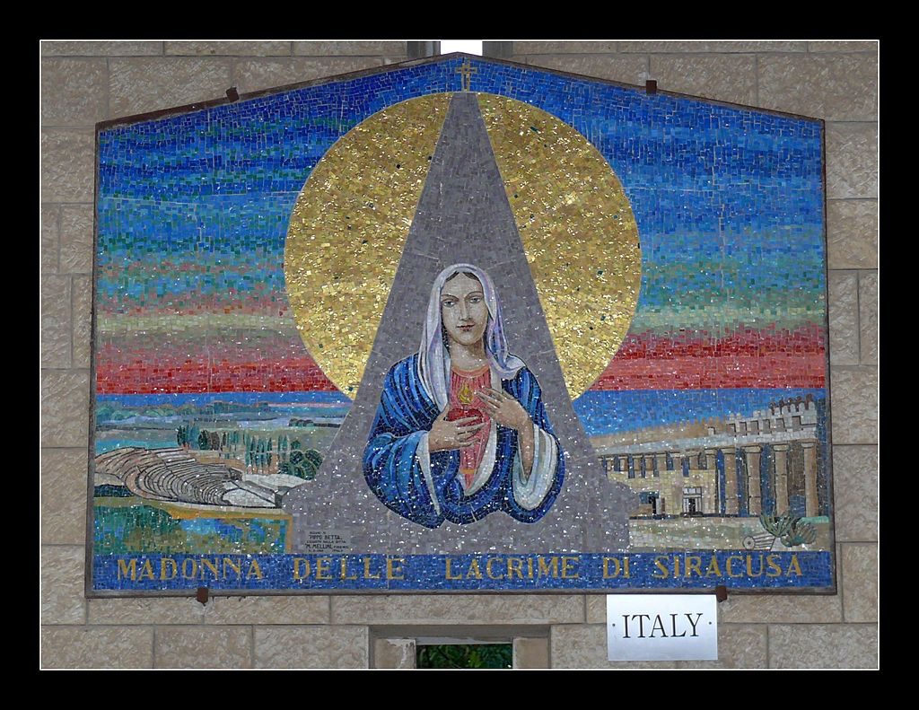 Arcade_in_the_Church_of_the_Annunciation._Italian_Icon_of_Mary_-_Madonna_Delle_Lacrime_Di_Siracusa_(9200855812)